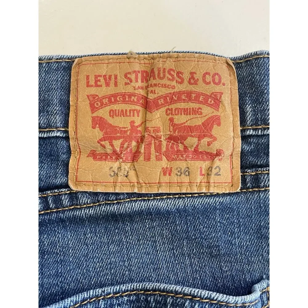 Men's Levi's 505 Blue Denim Jeans Size 36 x 32 Medium Wash Mid Rise Straight Leg